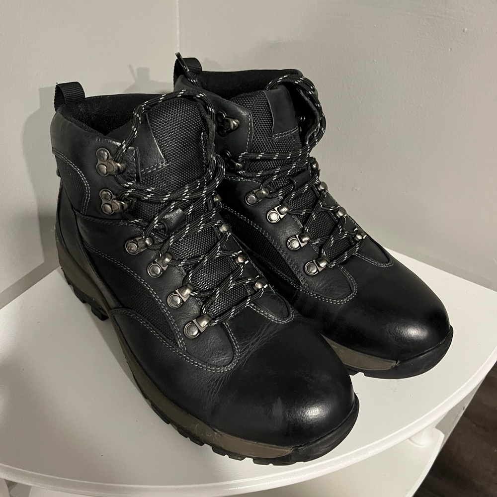 Jonsen Milan Men’s boots size 8 Brand New in box Never worn. Pet/Smoke Free